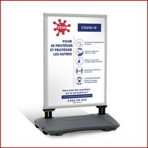 Stop-Trottoir A0 lesté est une signalétique extérieure utilisant un système de cadre clippant, facile à déplacer grâce à son pied à roulettes.